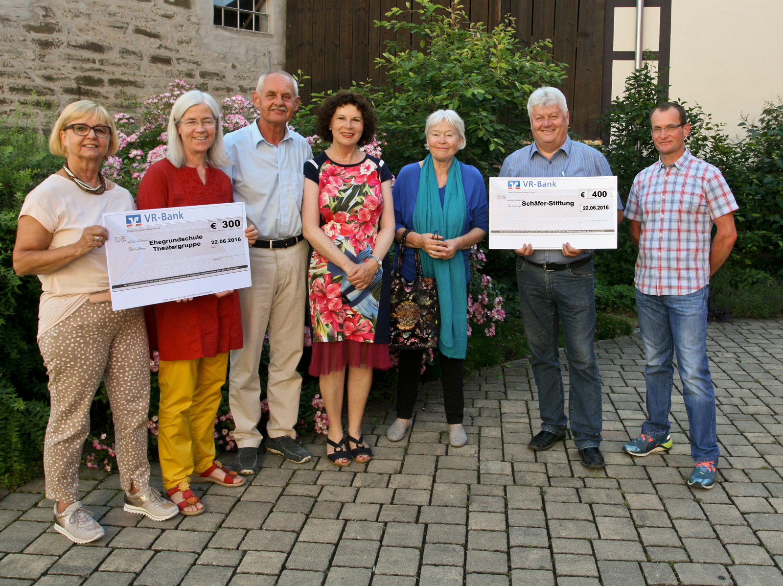 2016-06-Spendenbergabe-Keck-Wagners-an-Schule-und-Stiftung